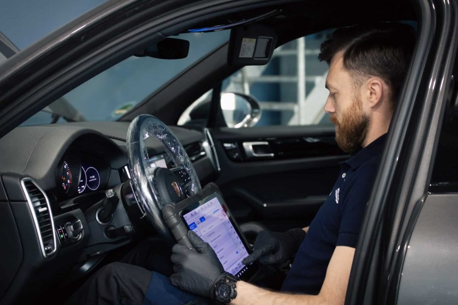 Aleksej Proh, Kfz-Meister und Volkswagen Servicetechniker bei der Fahrzeugdiagnose in Mayen